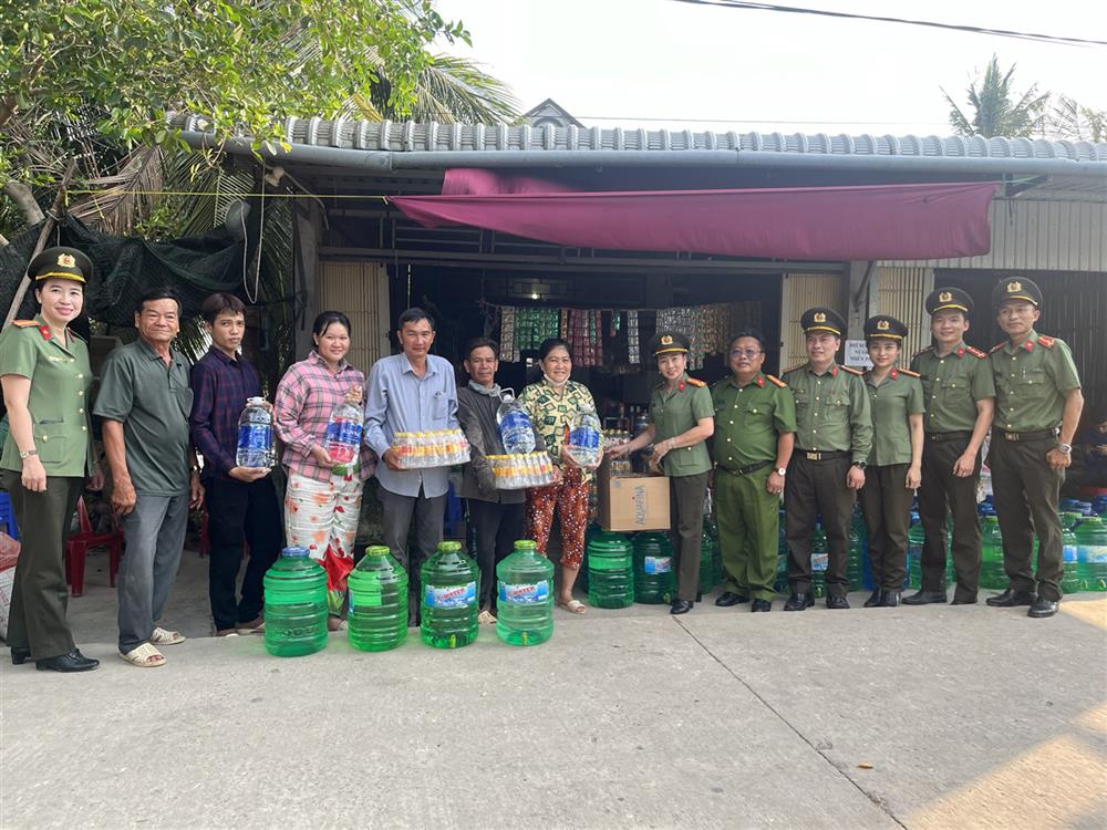 Công an tỉnh Cà Mau tặng nước uống cho người dân ấp Thanh Tùng, xã Biển Bạch, huyện Thới Bình. 