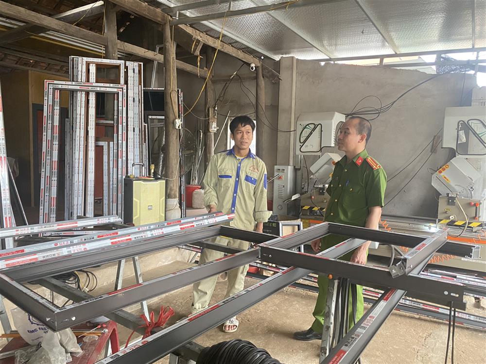 Anh Trung giới thiệu về công việc tại nhà xưởng cho cán bộ Công an huyện.