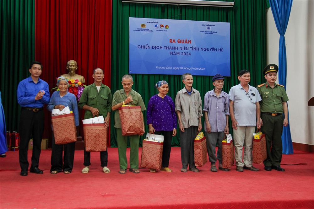 Trao quà tặng các gia đình chính sách khó khăn trên địa bàn.