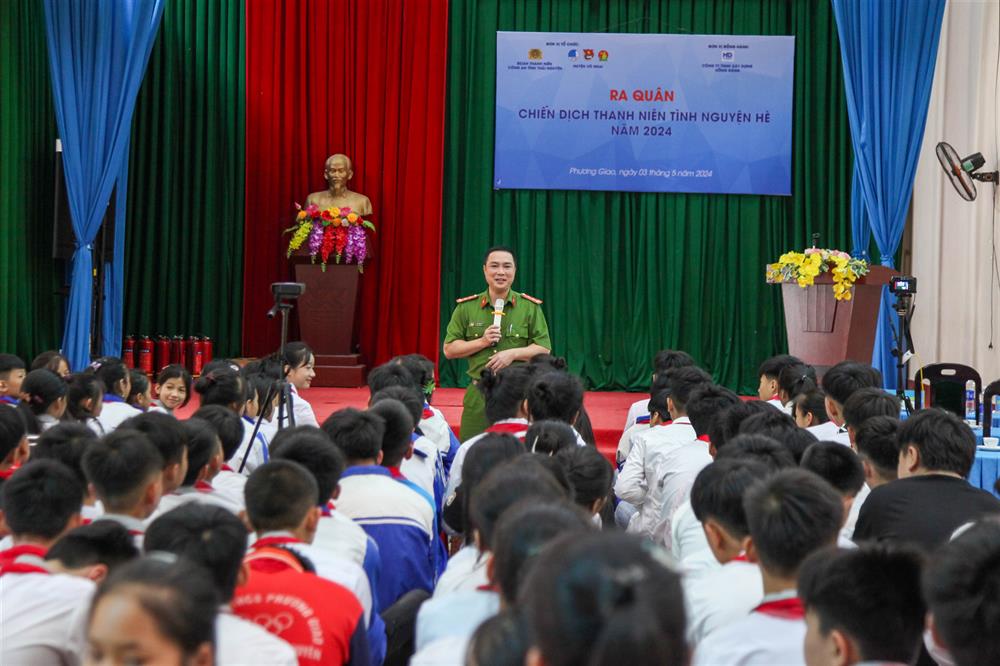 Tuyên truyền, phổ biến kiến thức pháp luật về vũ khí, vật liệu nổ, công cụ hỗ trợ và pháo nổ, kiến thức an toàn phòng cháy chữa cháy cho các em học sinh.