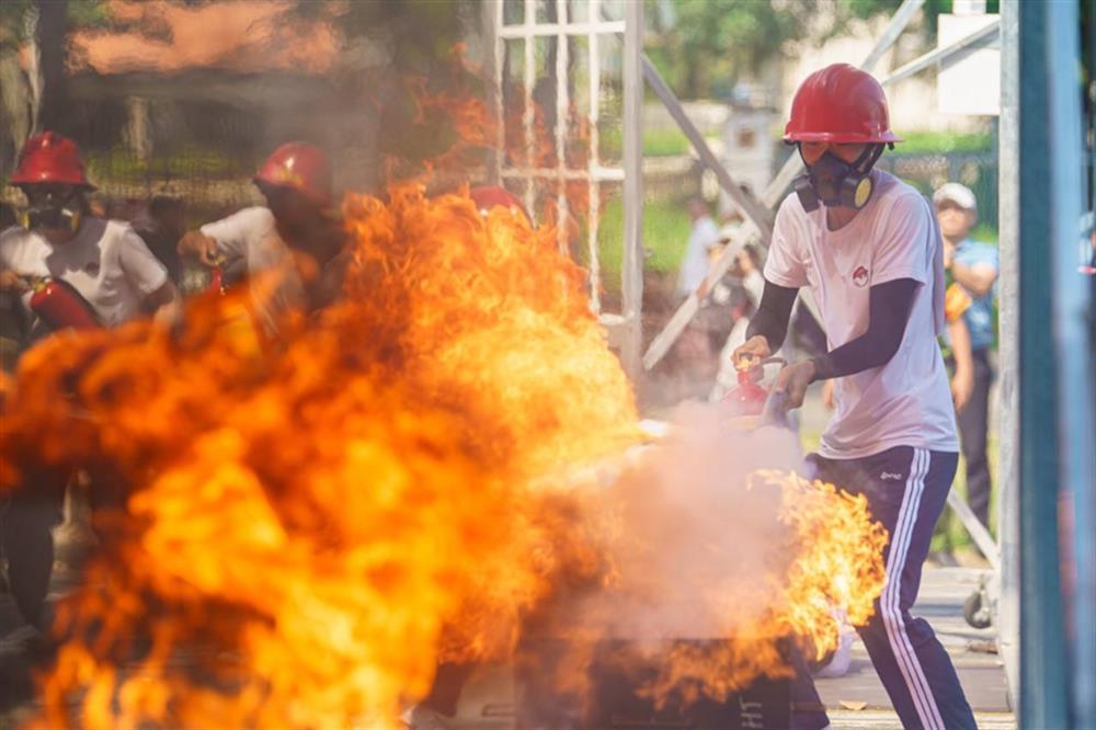 Các đội thực hiện phần thi thực hành.