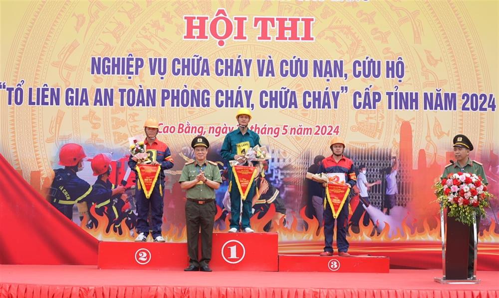 Đại tá Vũ Hồng Quang, Giám đốc Công an tỉnh trao giải tặng các đội trong phần thi thực hành.