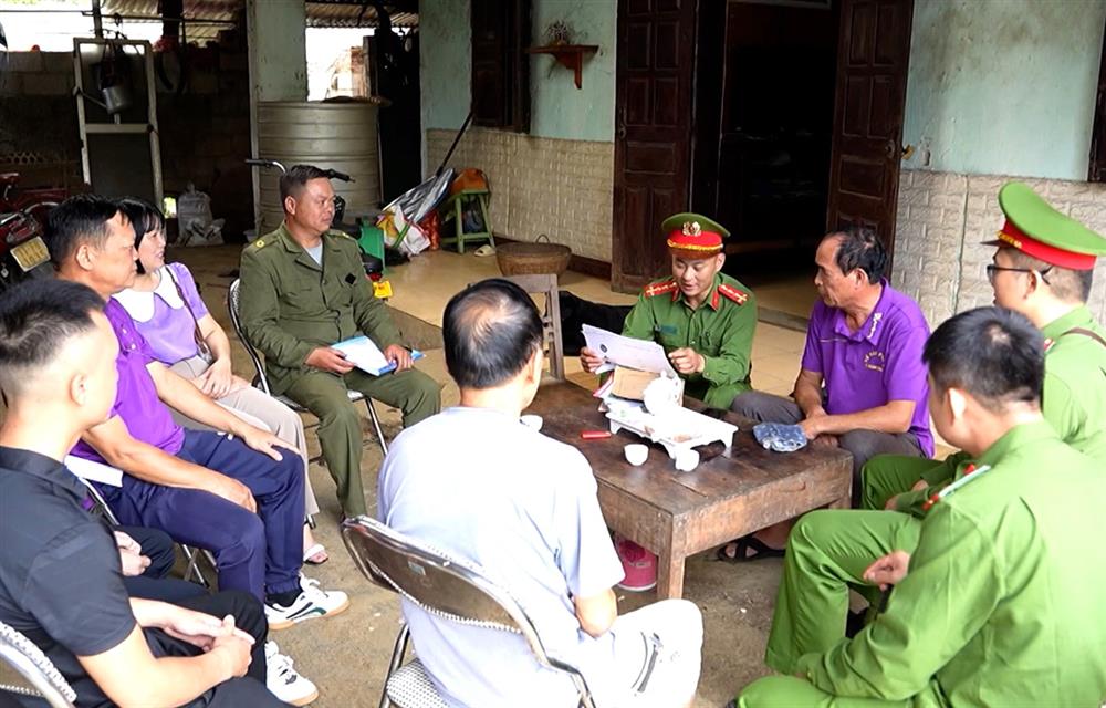 Lực lượng Công an thị trấn Trùng Khánh tích cực tuyên truyền pháp luật cho nhân dân trên địa bàn.