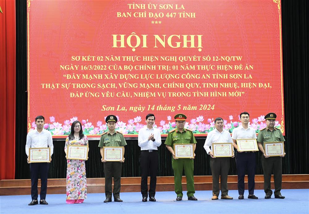 6. Đồng chí Hoàng Quốc Khánh, Phó Bí thư Tỉnh uỷ, Chủ tịch Uỷ ban nhân dân tỉnh Sơn La trao Bằng khen của Uỷ ban nhân dân tỉnh tặng 03 tập thể, 04 cá nhân có thành tích xuất sắc.