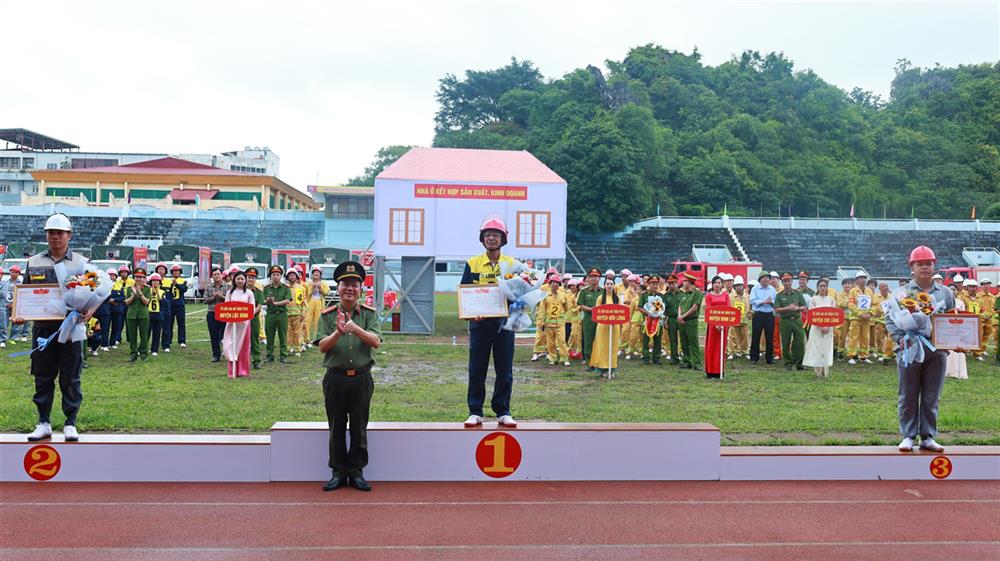 Lãnh đạo Công an tỉnh trao giải giải phần thi thực hành cho các đội thi xuất sắc.