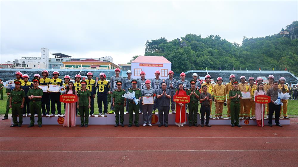 Lãnh đạo Ủy ban nhân dân tỉnh trao giải toàn đoàn cho các đội.