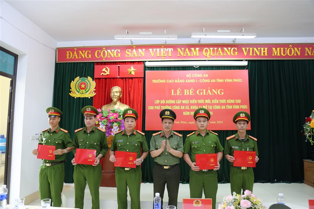 Đại tá, TS Hoàng Văn Lâm trao chứng chỉ hoàn thành chương trình bồi dưỡng cho học viên.