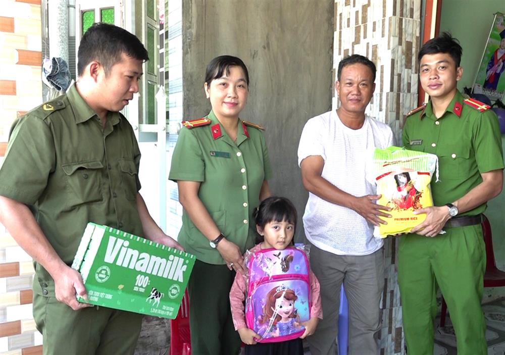 Lực lượng Công an cơ sở đến thăm gia đình Nguyễn Văn Hạnh.