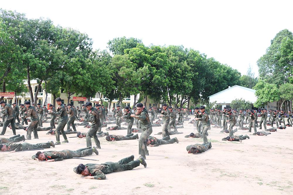 Chiến sĩ thực hành nội dung duyệt đội ngũ và các kỹ, chiến thuật võ thuật Công an nhân dân.