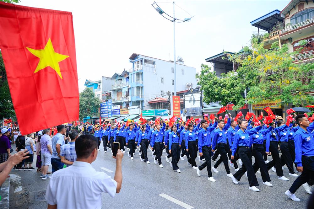 Khối trí thức, thanh niên diễu hành trên tuyến phố trong sự hoan nghênh của người dân.