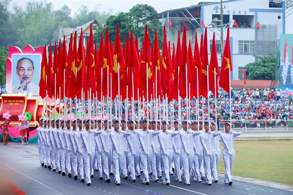 Khối cờ Đảng, cờ Tổ quốc.