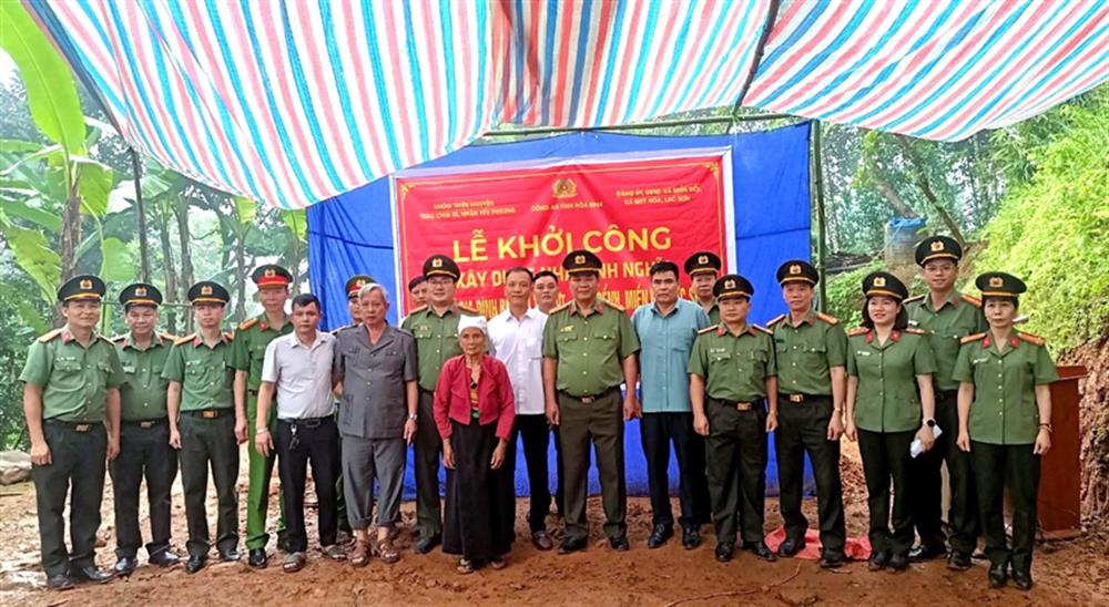 Đại tá Nguyễn Thành, Phó Giám đốc Công an tỉnh cùng các đại biểu dự Lễ khởi công xây dựng nhà cho hộ nghèo tại xã Miền Đồi và Quý Hoà, huyện Lạc Sơn.