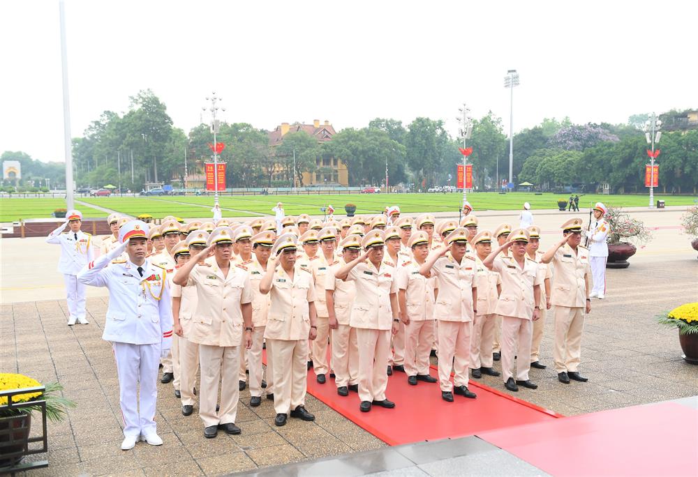 Đoàn Đại biểu Đảng ủy Công an Trung ương, Bộ Công an đặt vòng hoa, vào Lăng viếng Chủ tịch Hồ Chí Minh.