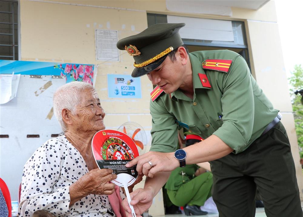 Trao quạt có thông điệp tuyên truyền.