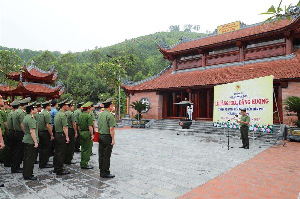 Các đại biểu dự lễ dâng hoa, dâng hương.