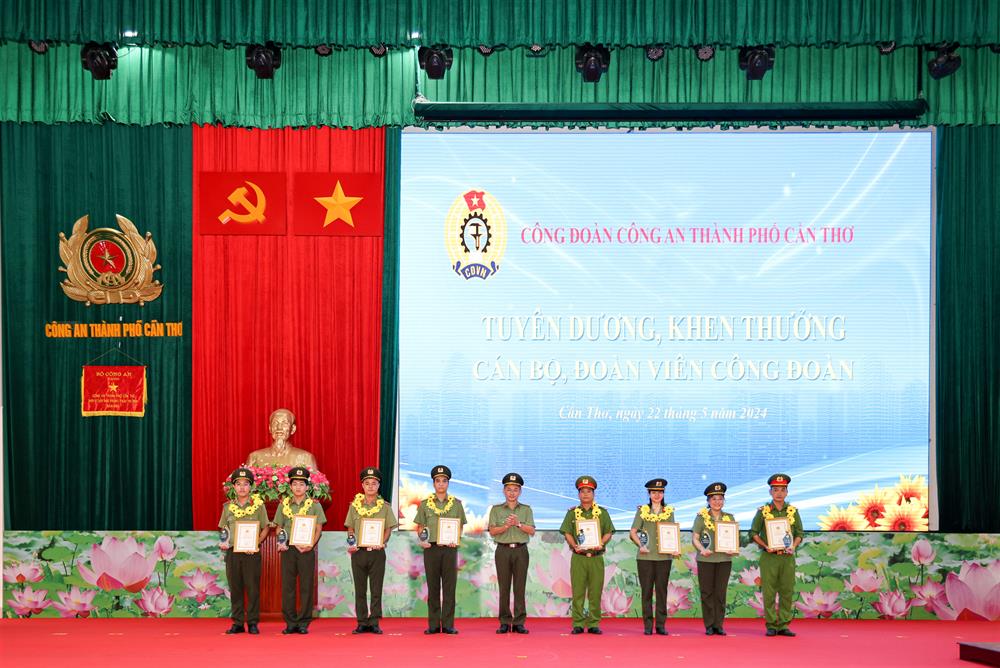 Đại tá Trần Văn Dương, Phó Giám đốc Công an thành phố Cần Thơ trao biểu trưng tôn vinh “Lao động giỏi” cho cán bộ, đoàn viên công đoàn Công an thành phố.