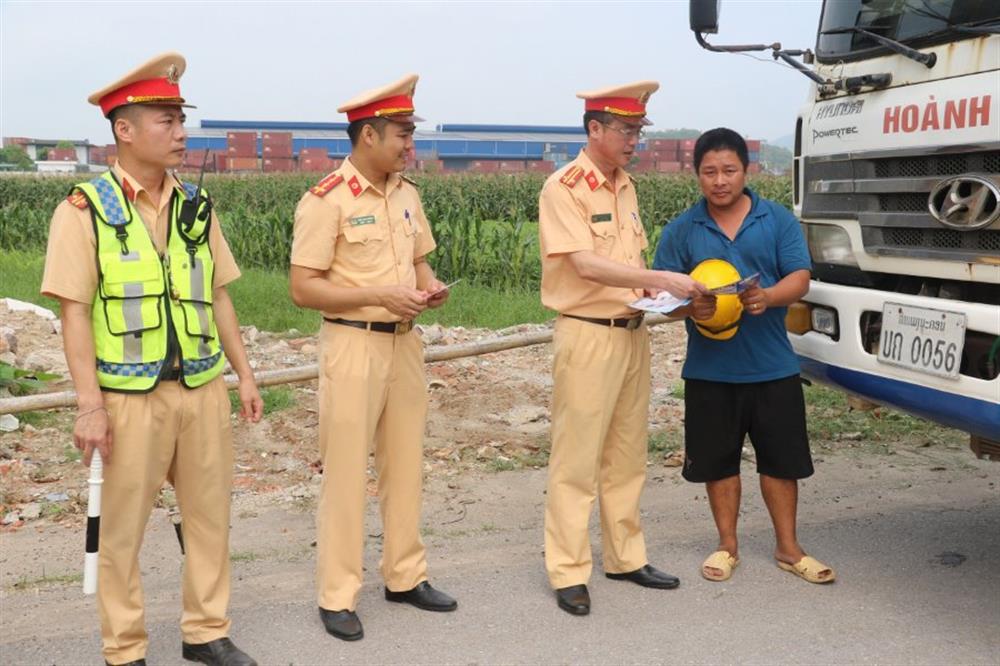 CSGT Công an Nghệ An phát tờ rơi tuyên truyền bằng song ngữ “Việt - Lào” cho lái xe.