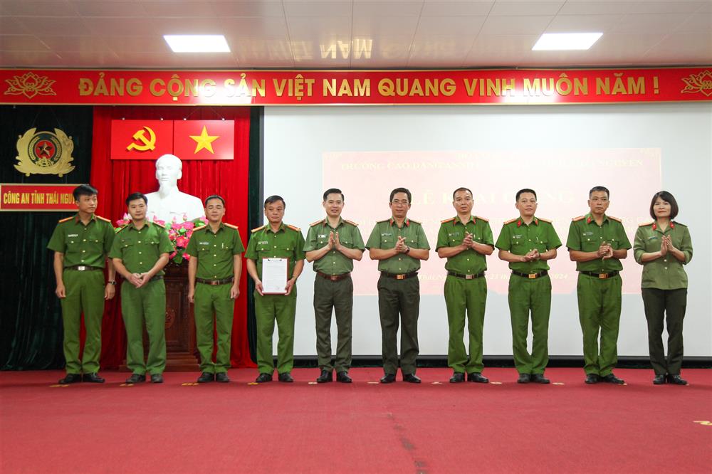 Lãnh đạo Trường Cao đẳng An ninh nhân dân I và lãnh đạo Công an tỉnh Thái Nguyên trao Quyết định thành lập Ban Tổ chức lớp học cho các học viên.