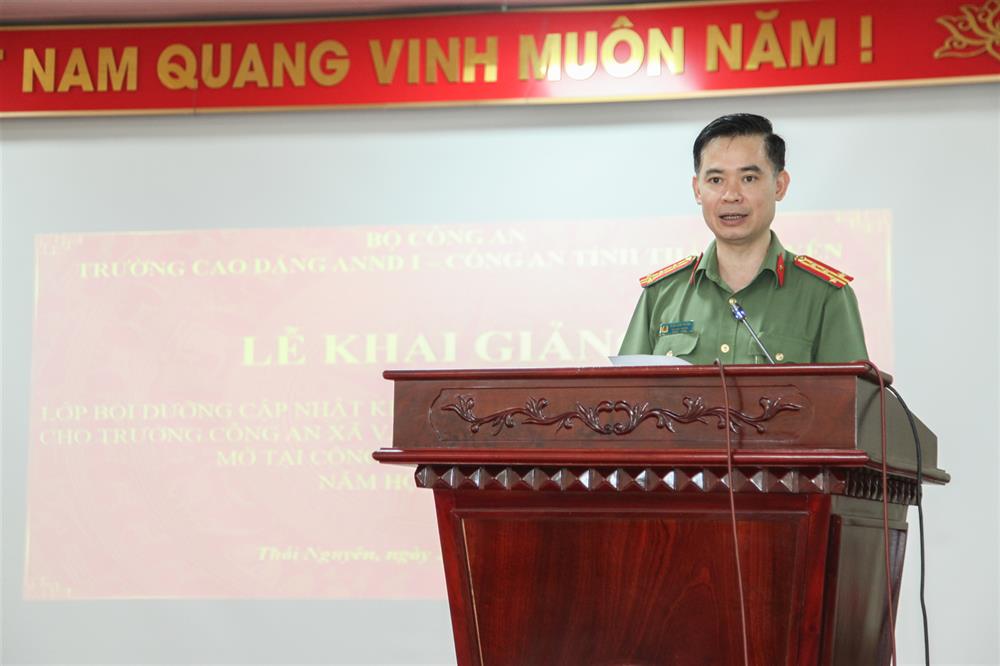 Đại tá Trần Nam Thắng, Phó Hiệu trưởng Trường Cao đẳng An ninh nhân dân I phát biểu tại Lễ khai giảng.