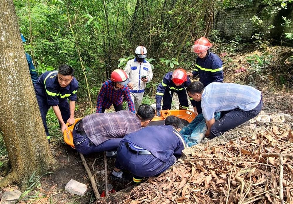 Lực lượng chức năng giải cứu người đàn ông mắc kẹt trong đống đổ nát.