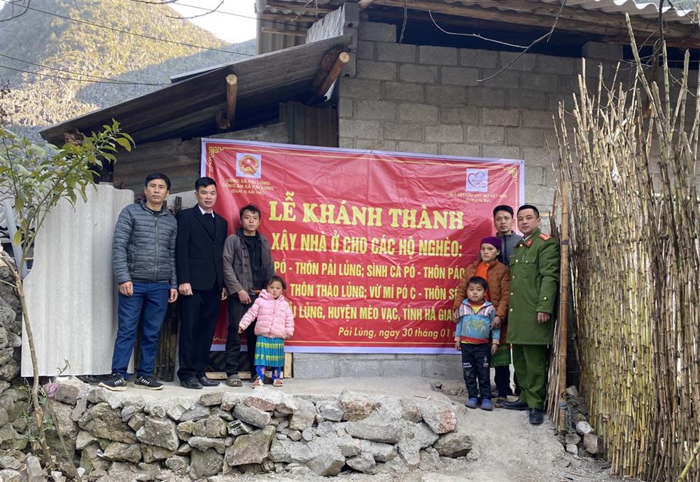 Đại úy Nguyễn Hồng Quân cùng các nhà từ thiện khánh thành nhà ở kiên cố cho nhân dân trên địa bàn xã Pải Lủng