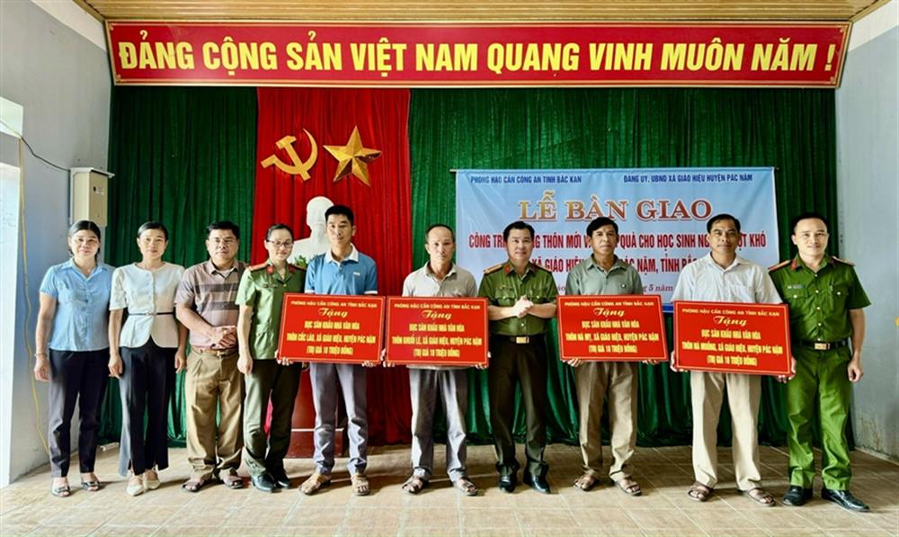 Phòng Hậu cần Công an tỉnh Bắc Kạn hỗ trợ xây dựng bục sân khấu Nhà văn hoá 04 thôn Nà Muồng, Nà Mỵ, Khuổi Lè, Cốc Lào thuộc xã Giáo Hiệu, huyện Pác Nặm, tỉnh Bắc Kạn.