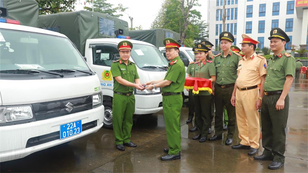 Lãnh đạo Công an tỉnh bàn giao xe ô tô chuyên dụng cho Công an các xã, thị trấn trên địa bàn tỉnh Tuyên Quang.