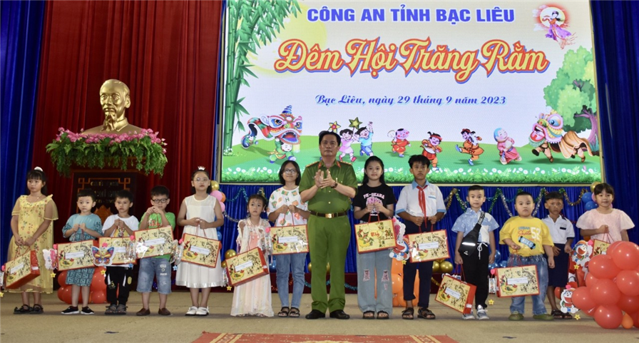 Đại tá Bùi Xuân Khởi, Phó Giám đốc Công an tỉnh trao quà Trung thu tặng các cháu thiếu nhi.