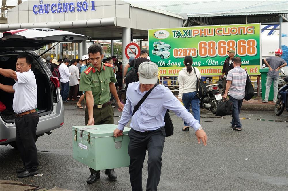 Cán bộ, chiến sỹ đưa hòm chứa đề thi xuống tàu chở ra đảo Phú Quốc.