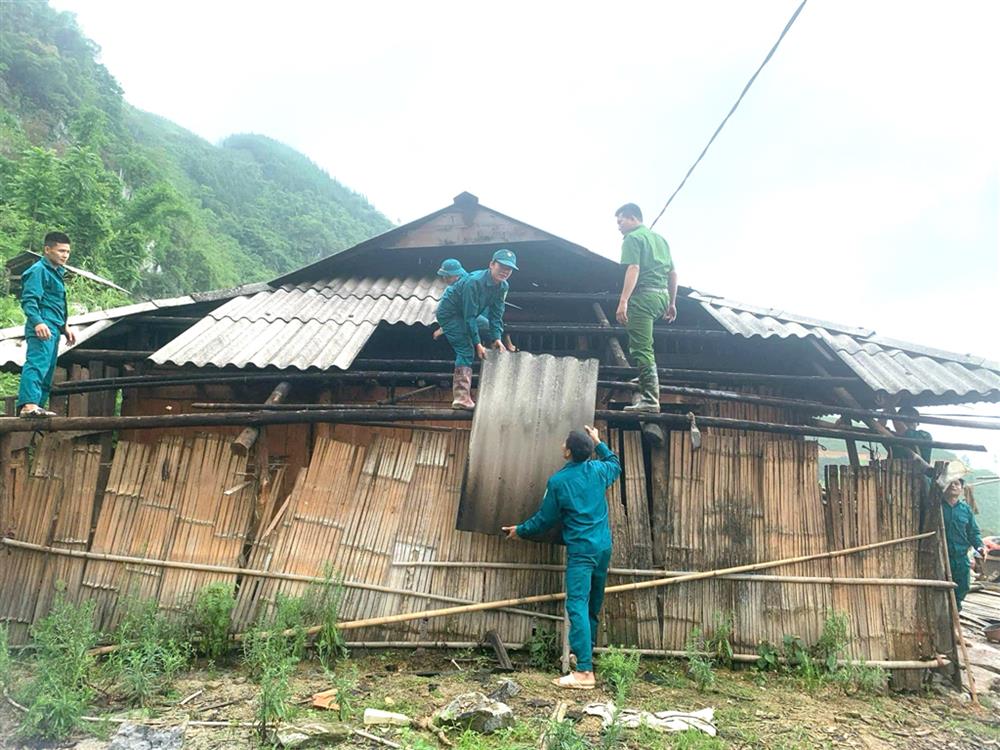 Công an xã Kim Cúc, huyện Bảo Lạc hỗ trợ người dân khắc phục hậu quả thiên tai mưa lũ.