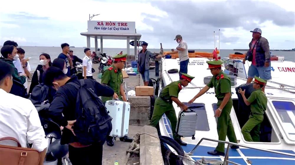 Các đoàn viên thanh niên tham gia giúp các em đưa hành lý lên tàu.