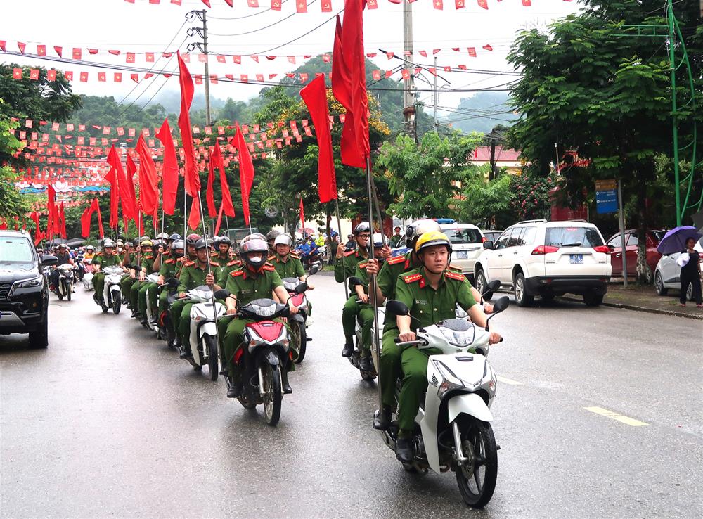 Các lực lượng tham gia diễu hành, tuyên truyền phòng chống ma túy.