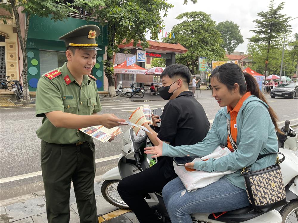 Cán bộ Ban Thanh niên Công an tỉnh Bắc Giang phát tờ rơi tuyên truyền về phòng chống ma túy tại điểm thi Trường THPT Ngô Sĩ Liên, thành phố Bắc Giang.