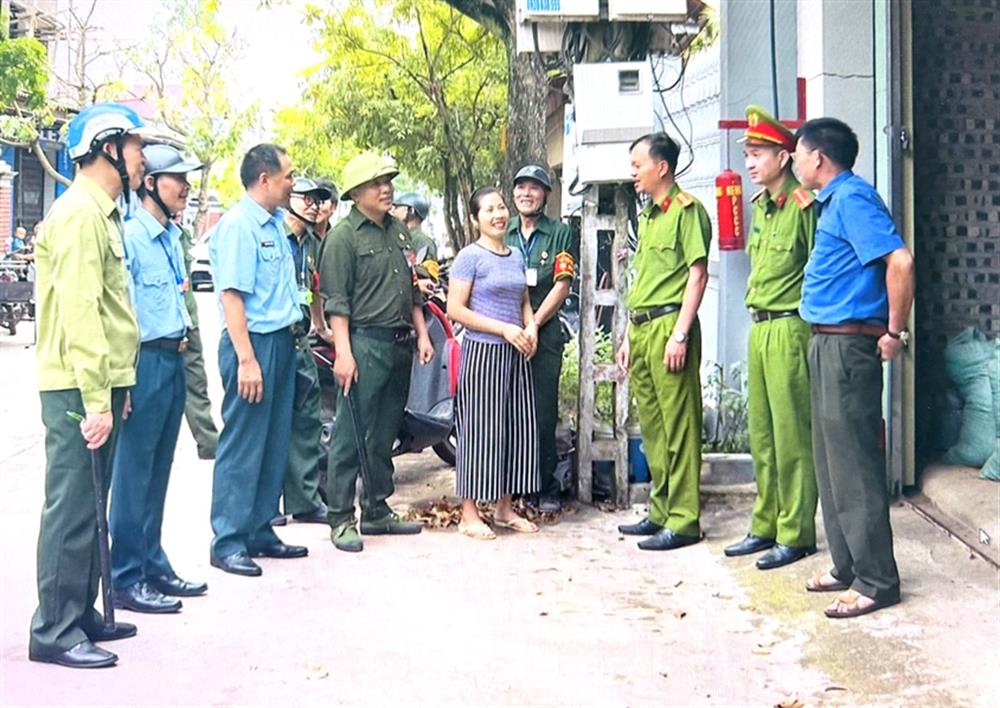 Công an thị trấn Kép - Lạng Giang và tổ tự quản ANTT Hội Cựu chiến binh thị trấn Kép tham gia  tuần tra bảo đảm ANTT.