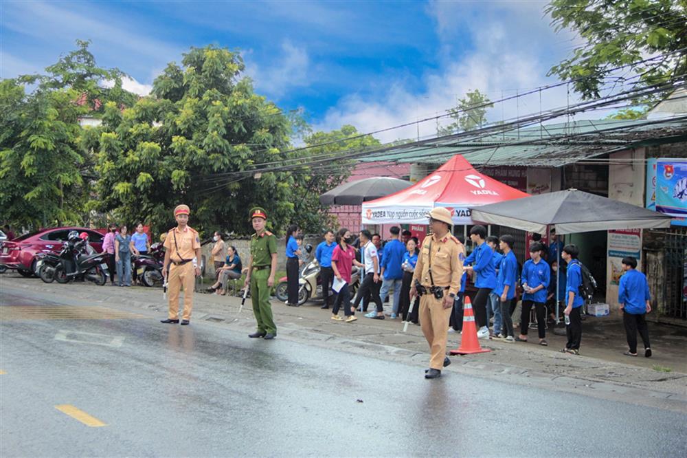 Lực lượng Cảnh sát giao thông tham gia điều tiết giao thông, không để xảy ra tình trạng ùn tắc cục bộ tại khu vực các điểm thi.