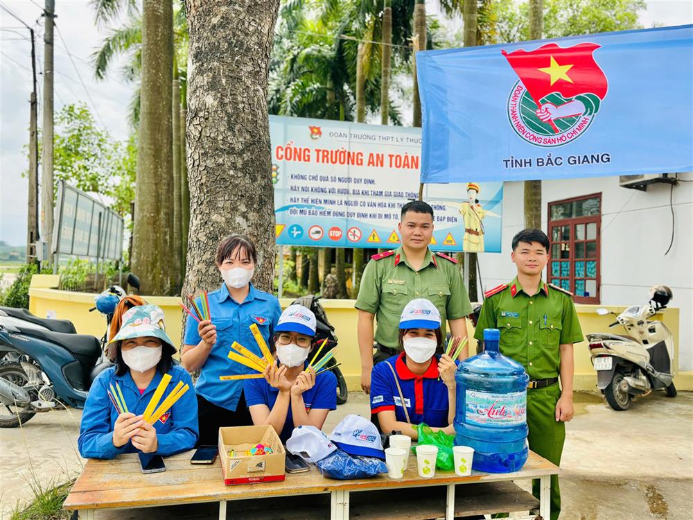 Đoàn viên thanh niên, hội viên phụ nữ Công an tỉnh tiếp sức mùa thi tại điểm thi thị xã Việt Yên.