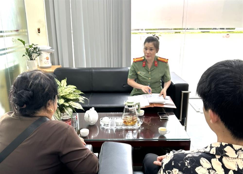 Cán bộ Công an giải thích cho bà H.T.L về các hình thức lừa đảo trên không gian mạng.