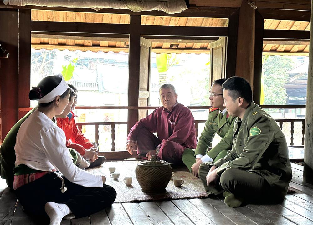 Tổ ANTT xã Kim Thượng, huyện Tân Sơn cùng lực lượng Công an xã tuyên truyền pháp luật cho bà con nhân dân địa phương.