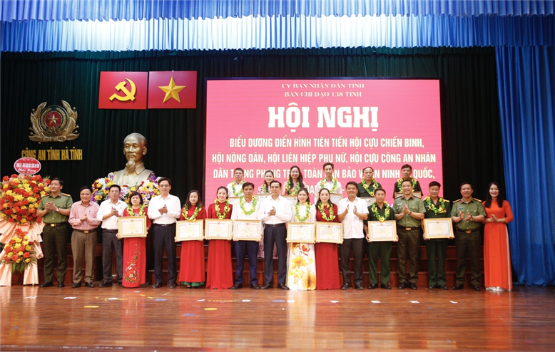 đại biểu chụp hình với các tập thể cá nhân được Chủ tịch UBND tỉnh khen.