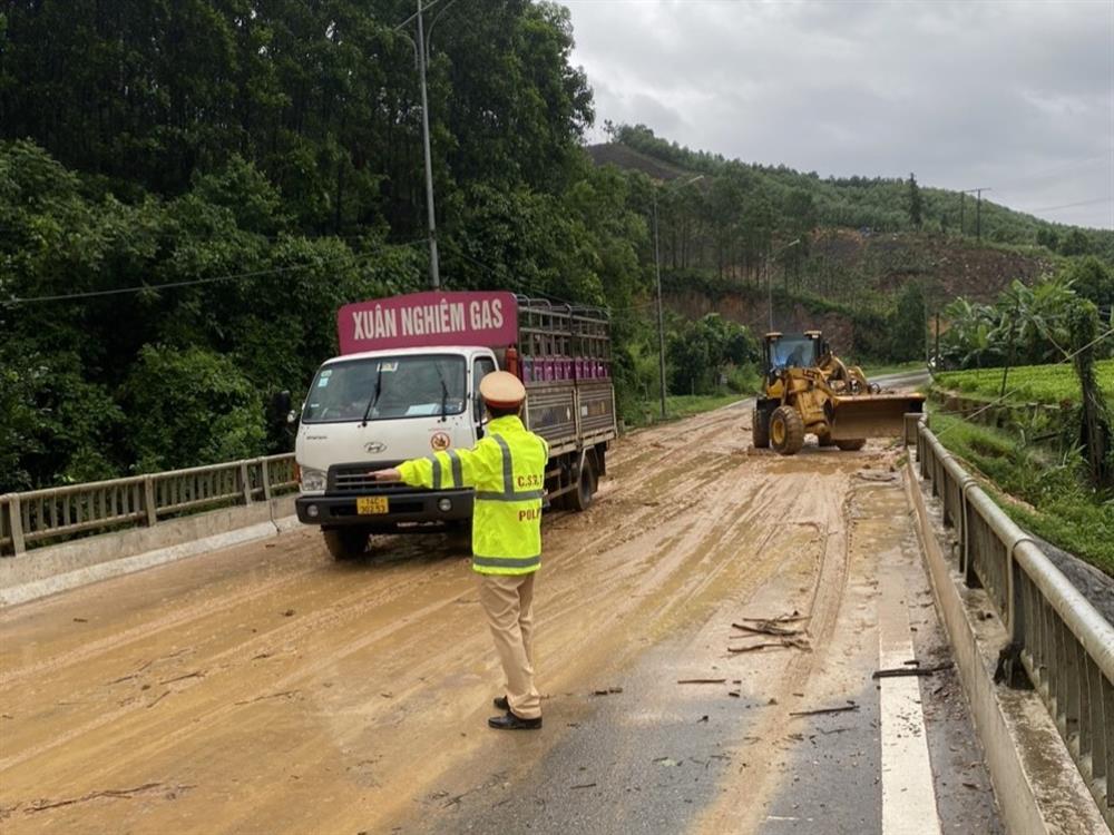 Lực lượng Cảnh sát giao thông hỗ trợ phương tiện qua điểm ngập úng.