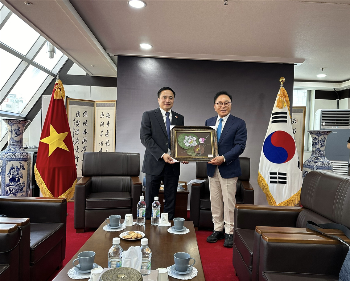 PGĐ tặng quà lưu niệm Ngài Park Soo Kwan