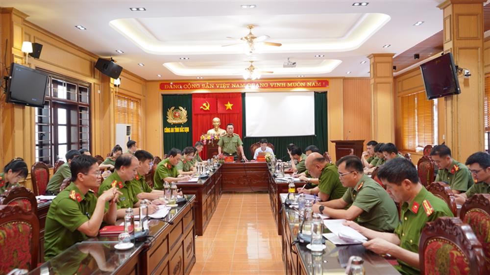 Đại tá Hà Văn Tuyên, Giám đốc Công an tỉnh; đồng chí Nguyễn Văn Chương, Phó Chủ tịch Uỷ ban Mặt trận Tổ quốc Việt Nam tỉnh Bắc Kạn đồng chủ trì cuộc họp xét duyệt lần thứ nhất.