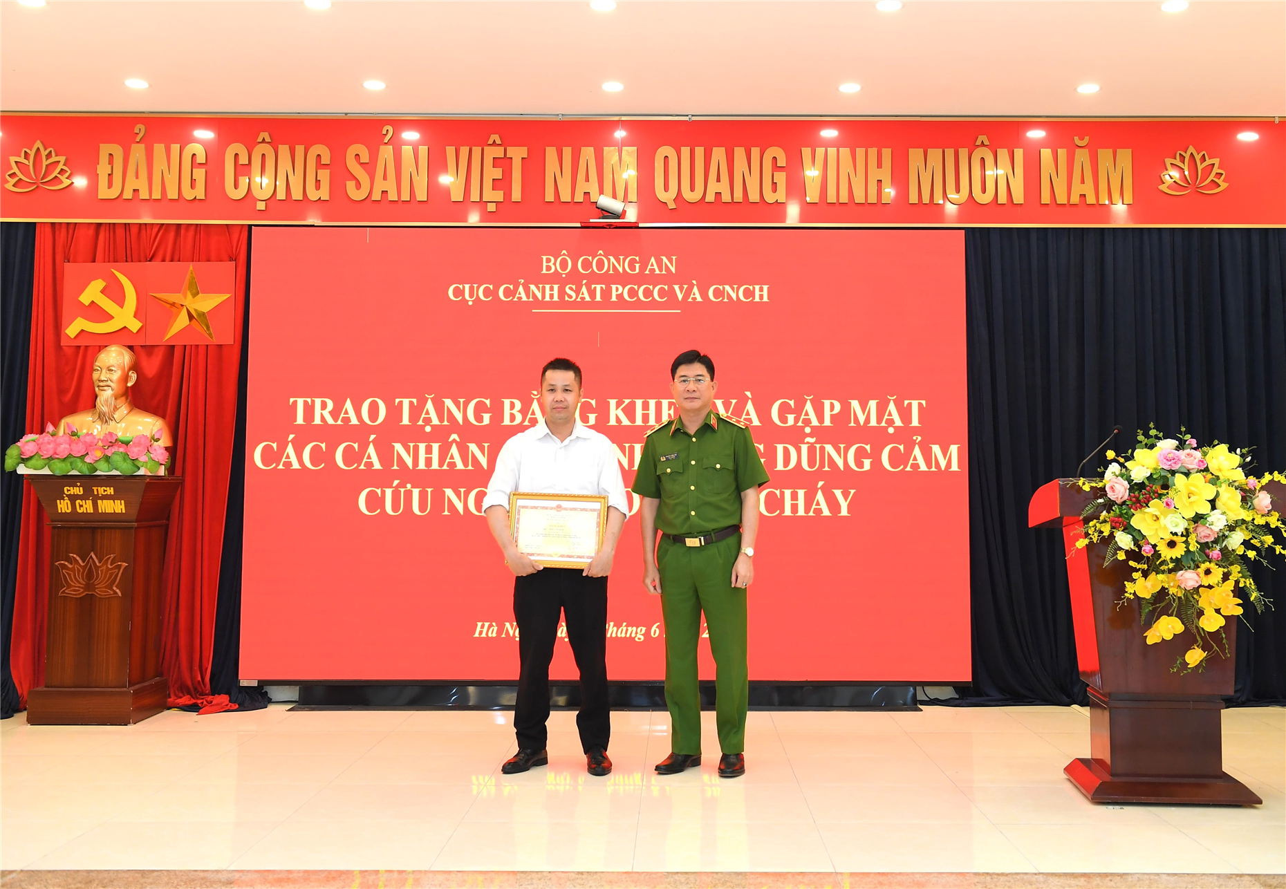 thừa ủy quyền của lãnh đạo Bộ Công an, Trung tướng Nguyễn Tuấn Anh, Cục trưởng Cục Cảnh sát PCCC & CNCH trao Bằng khen của Bộ Công an tặng anh Lèng Văn Bằng. 