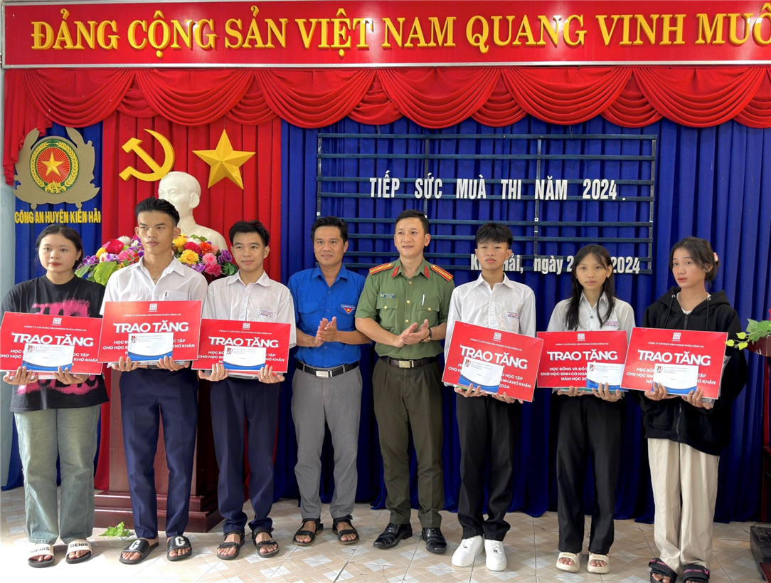 Ban Thanh niên Công an tỉnh tặng quà các em học sinh có hoàn cảnh khó khăn xã đảo.