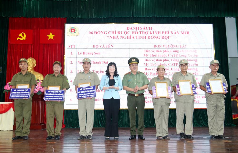 Đồng chí Hà Minh Trang, Phó Chủ tịch Ủy ban Mặt trận Tổ quốc Việt Nam tỉnh và Đại tá Lâm Phước Nguyên, Giám đốc Công an tỉnh trao Quyết định và bảng biểu trưng hỗ trợ kinh phí xây dựng Nhà “Nghĩa tình đồng đội”.