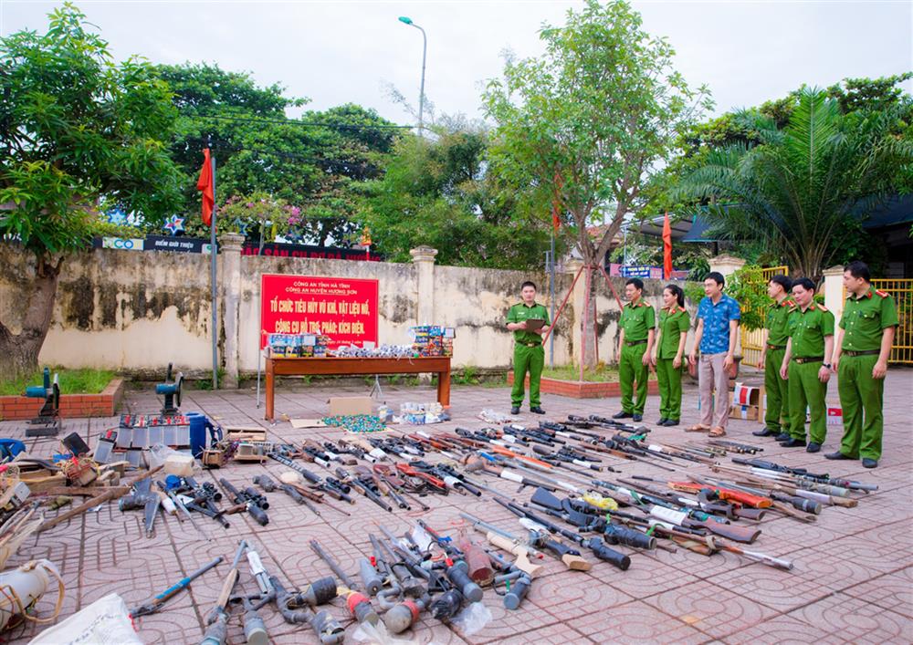 Công an huyện Hương Sơn tiến hành tiêu hủy số VK thu hồi.