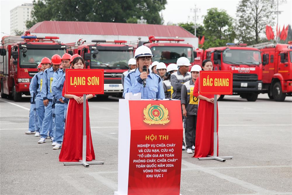 Đội thi tham gia phần thi lý thuyết.