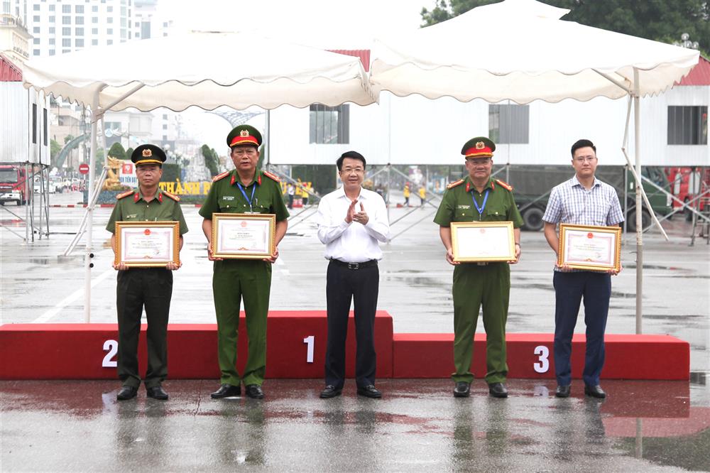 Đồng chí Nguyễn Thanh Bình, Phó Chủ tịch Ủy ban nhân dân tỉnh Thái Nguyên trao Bằng khen cho các tập thể, cá nhân có thành tích trong công tác tổ chức Hội thi.