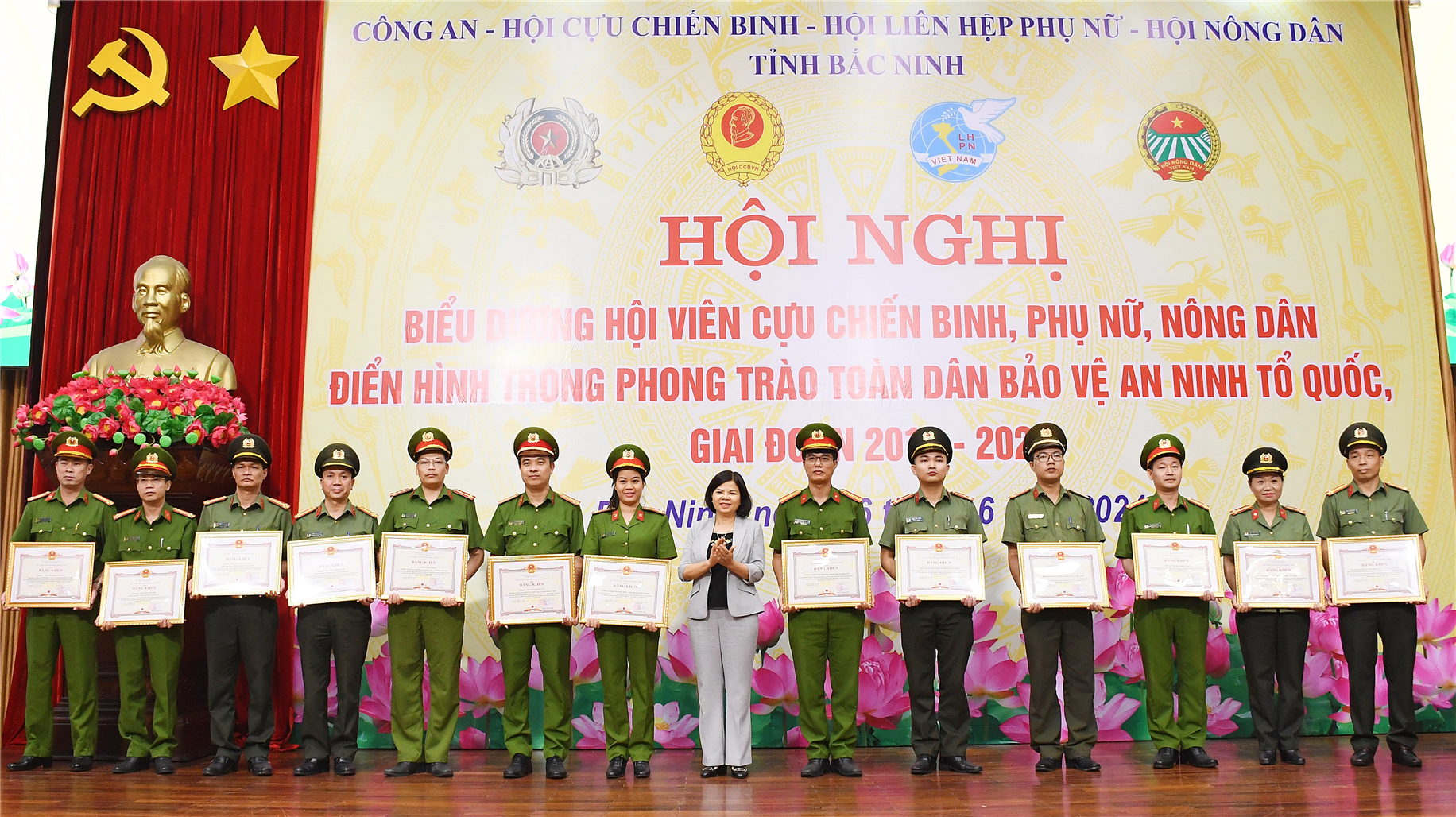 Đồng chí Nguyễn Hương Giang, Chủ tịch Ủy ban nhân dân tỉnh trao Bằng khen tặng các tập thể và cá nhân có thành tích xuất sắc.