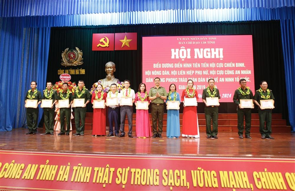 Đại tá Nguyễn Hồng Phong, trao giấy khen của đồng chí GĐ CAT cho các tập thê.